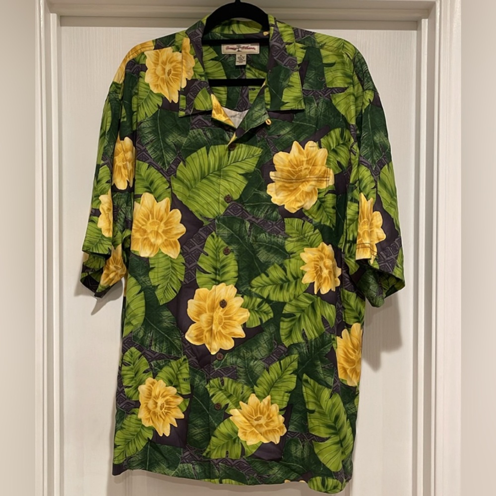 Tommy Bahama Men’s Hawaiian Shirt Size XL  100% Silk Beautiful Yellow Flowers